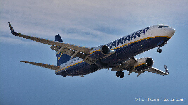 Boeing 737-800 by Ryanair @WAW (reg. EI-FOI)
